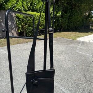 RADLEY LONDON Black Messenger Bag Sleek Design Adjustable Strap